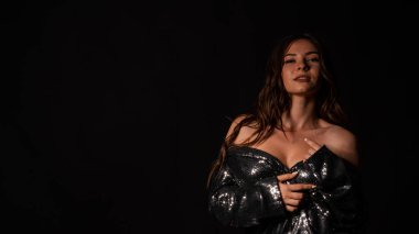 Güzel, seksi, çıplak kız, koyu siyah arka planda izole edilmiş zarif iç çamaşırı.