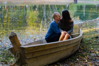 Aşk her yerde. Bir gelin ve damadın gölde birlikte yelken açarken öpüştükleri tek renkli odak noktası.