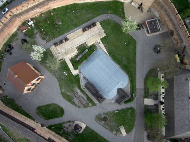 Bangkok 'taki Jatujak parkının en iyi manzarası. Sabahları insanlar buraya egzersiz yapmaya gelmeye bayılıyor. Bahçe dairesel ve üçgen geometrisine göre tasarlandı. Huzurlu bir işaret gibi görünüyor..