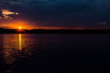 Denizde gün doğumu günbatımı gökyüzü