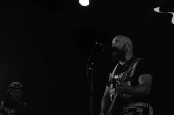 Guitarrista Banda Rock Tocando Cena Escura — Fotografia de Stock