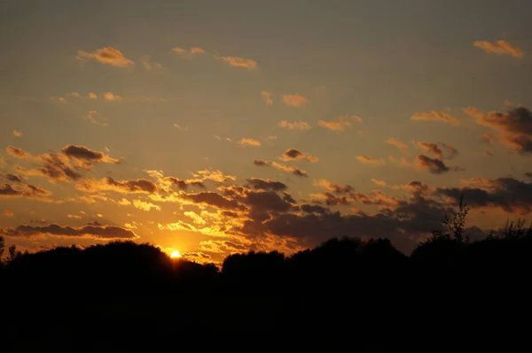 Silueta de puesta de sol de la cruz de la iglesia al atardecer . — Foto de Stock