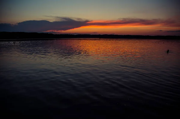 Schöner Sonnenuntergang über dem Meer. — Stockfoto