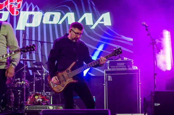 KIEV, UKRAINE - 29 de junio de 2017: La popular banda canadiense de post grunge rock Three Days Grace y su bajista Brad Walst se presentan en el Atlas Weekend Festival en National Expocenter . — Foto de Stock