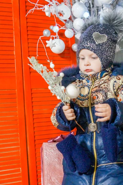 Roztomilý Holčička Sobě Teplé Zimní Oblečení Pózovat Větví Vánoční Zdobené — Stock fotografie