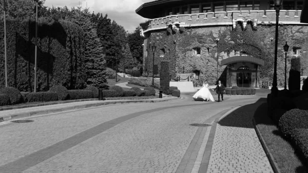 Novia y novio caminando en el parque de verano al aire libre paseo de la boda, boda típica ucraniana Lviv Ucrania 19.09.19 —  Fotos de Stock