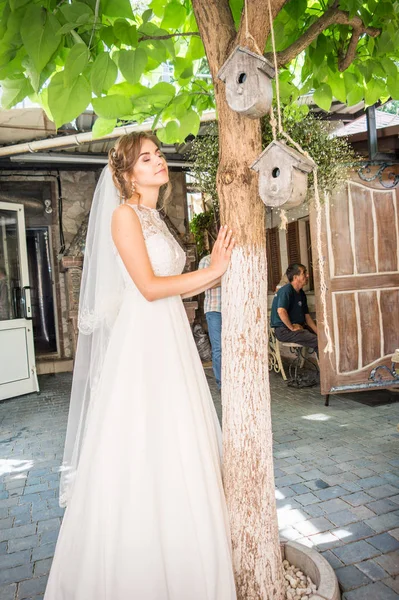 Svatební svatební den krásná nevěsta a elegantní ženich chůze po svatebním luxusu 23.07.2017 Lutsk, Ukrajina — Stock fotografie