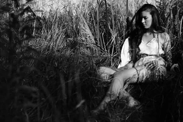 Foto vintage de uma menina / sépia, preto e branco retrato de uma bela jovem mulher, verão felicidade — Fotografia de Stock