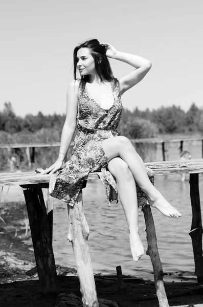 Dark Haired Woman Posing Wooden Pier Lake Woman Summer Outfit — Stock Photo, Image