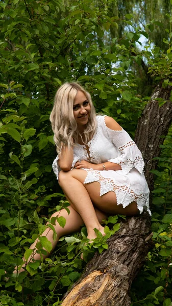 Sexy Blonde Vrouw Zomer Jurk Natuur — Stockfoto