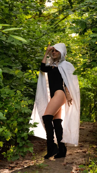 セクシーブロンド女性でホワイトクロークに自然 — ストック写真