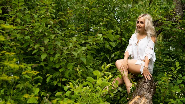Sexy Blonde Vrouw Zomer Jurk Natuur — Stockfoto