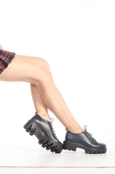 Тонкі жіночі ноги в високих підборах на сірому фоні. ідеальне тіло в боді-костюмі — стокове фото