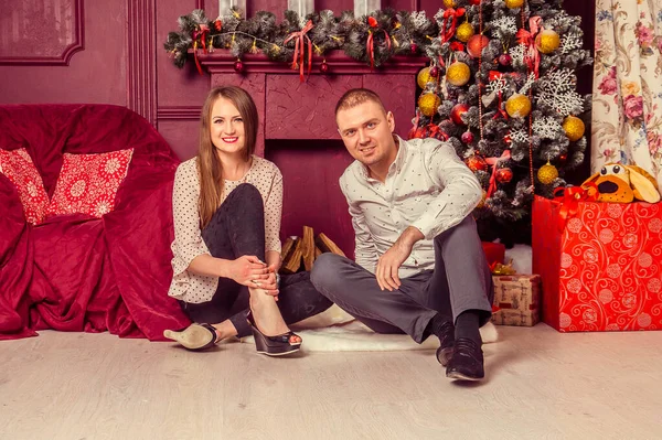 Łuck Ukraina 2018 Sesja Zdjęciowa Pary Dekoracją Świąteczną Studio — Zdjęcie stockowe