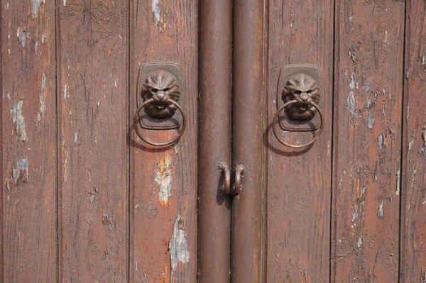 Puertas de madera con columnas de piedra. El diseño es de estilo vintage . — Foto de Stock