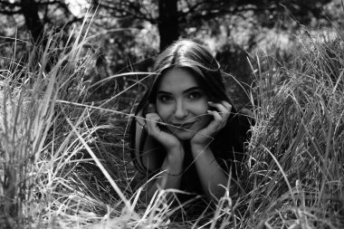 Genç, güzel, seksi bir kadının portresi