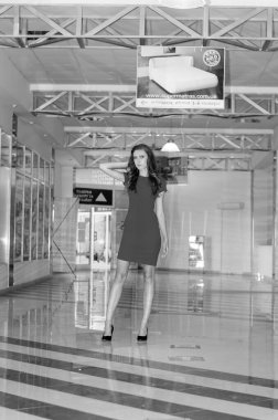 Koyu saçlı ve akşam makyajlı güzel bir kadın. Mücevher güzeli. Moda fotoğrafı. Siyah arka plan, seksi kırmızı elbise