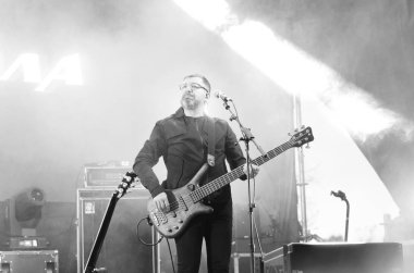 Kiev, Ukrayna - 29 Haziran 2017: Popüler Kanada post grunge rock grubu üç gün zarafet ve bas gitarist Brad Walst gerçekleştirir Ulusal Expocenter Atlas hafta sonu Festivali.