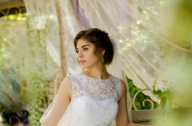 Arka planda düğün buketi olan güzel gelin.