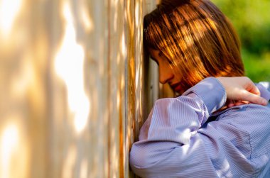 kızıl saçlı kadın, mor gömlek, doğa..