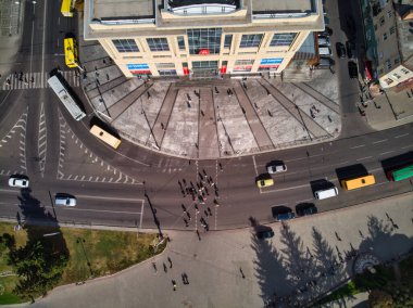 Bangkok 'taki Jatujak parkının en iyi manzarası. Sabahları insanlar buraya egzersiz yapmaya gelmeye bayılıyor. Bahçe dairesel ve üçgen geometrisine göre tasarlandı. Huzurlu bir işaret gibi görünüyor..