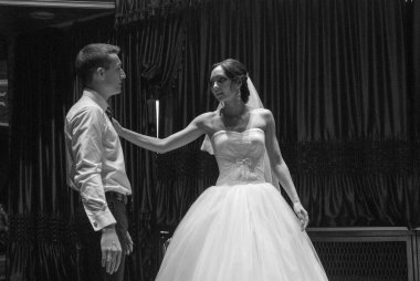 Aydınlanmış gelin ve damat salonda dans ediyor, siyah ve beyaz