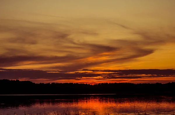 Belo pôr do sol acima do mar. — Fotografia de Stock