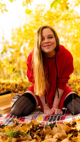 Incredibile splendida ragazza in un abito rosso. Lo sfondo è fantastico autunno. Fotografia artistica . — Foto Stock