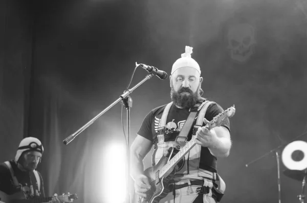 Guitarrista Banda Rock Tocando Cena Escura — Fotografia de Stock