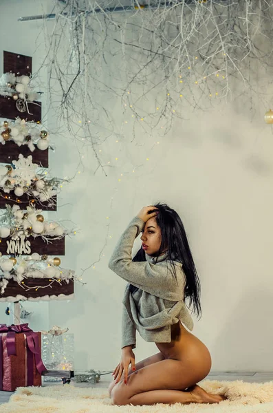 Красивая брюнетка на фоне новогоднего украшения. Портрет Красоты Моды. Сексуальная девушка — стоковое фото