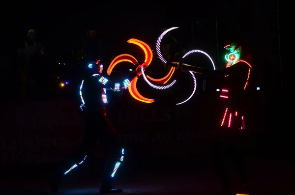 Künstler Treten Leuchtenden Kostümen Dunklen Schauplatz Auf — Stockfoto