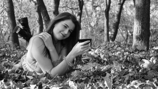 Jeune Belle Femme Avec Verre Vin Dans Parc Automne — Photo