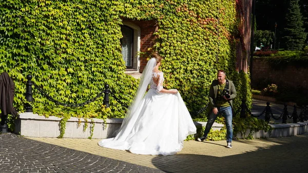 Sposo Sposo Piedi Nel Parco Estivo All Aperto — Foto Stock