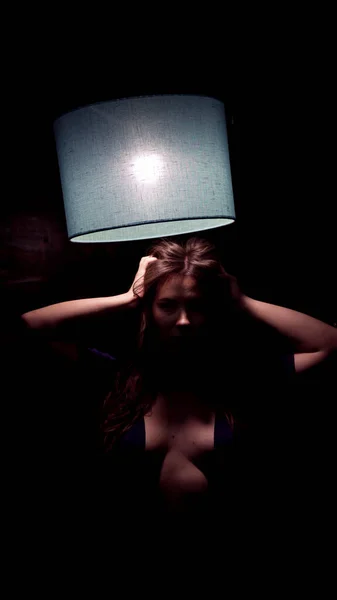Sexy nahá žena, nahoře bez prsa, podlahová lampa. — Stock fotografie