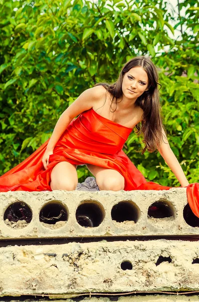 Красива Молода Дівчина Одягнена Червону Сукню Бетонних Плитах Позує Літньому — стокове фото