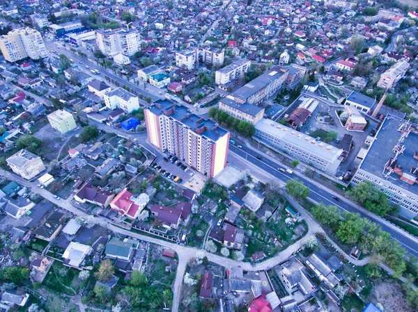 Horní pohled na park Jatujak v Bangkoku. Ráno sem lidé rádi chodí cvičit. Zahrada je navržen v geometrii kruhové a trojúhelník vypadat jako mírumilovné znamení. — Stock fotografie