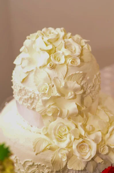 Bolo Casamento Com Rosas Brancas Flores — Fotografia de Stock