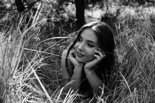 Portrait of an young beautiful sexy woman on the nature — Stock Photo, Image