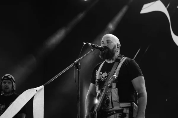 Guitarrista Banda Rock Tocando Cena Escura — Fotografia de Stock