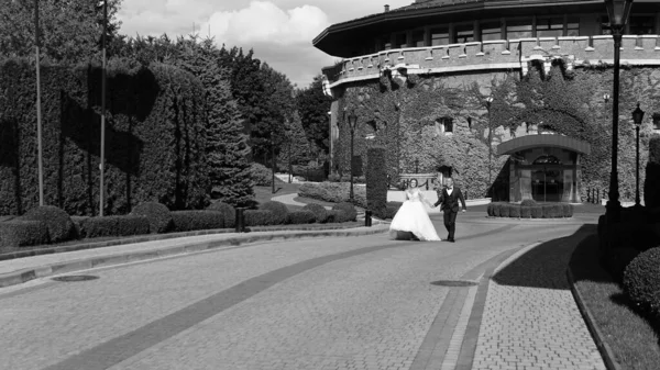 Novia y novio caminando en el parque de verano al aire libre paseo de la boda, boda típica ucraniana Lviv Ucrania 19.09.19 —  Fotos de Stock