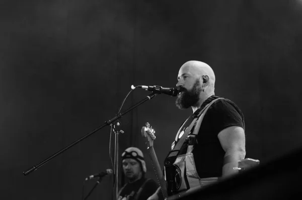 Guitarrista Banda Rock Tocando Cena Escura — Fotografia de Stock