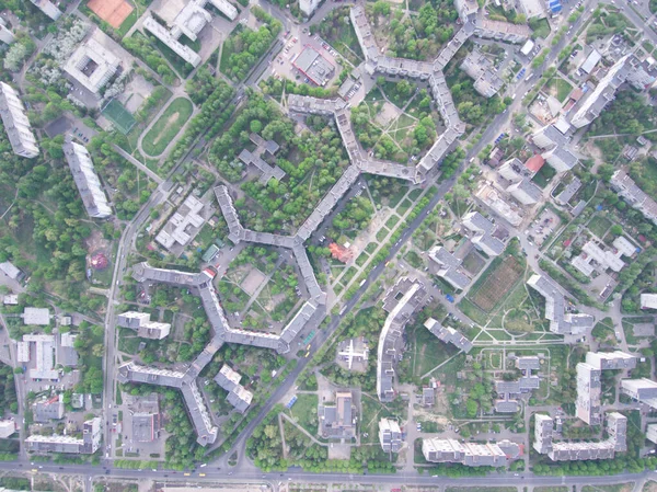 バンコク市内のジャトゥジャク公園のトップビュー。朝、人々はここで運動に来る愛です。庭園は円形と三角形の形状に平和的な記号のように見えるように設計されています。. — ストック写真