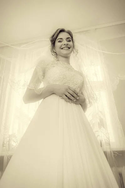 黒のドレスに長いブロンドの髪の美しい若い花嫁 — ストック写真