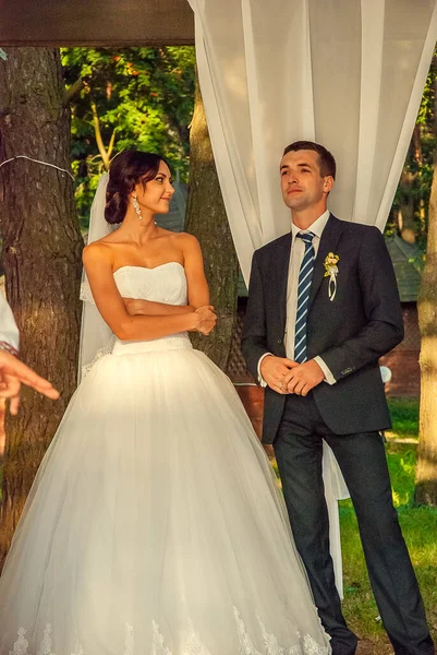 Hermosa pareja en la boda ucraniana Lutsk — Foto de Stock