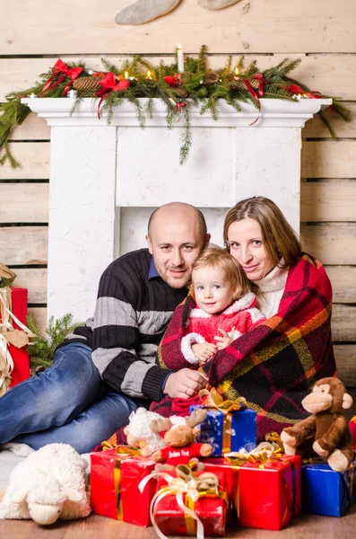 Familia Feliz Con Regalos Navidad — Foto de Stock