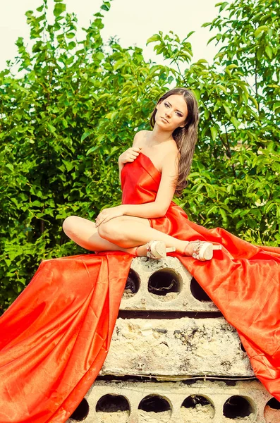 Bella Ragazza Vestita Abito Rosso Lastre Cemento Posa Nel Parco — Foto Stock