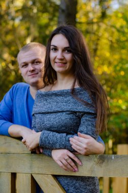 Aşk her yerde. Bir gelin ve damadın gölde birlikte yelken açarken öpüştükleri tek renkli odak noktası..