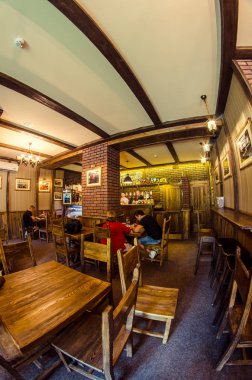 İnsanlarla birlikte barın içini çekiyoruz.