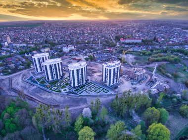 Bangkok 'taki Jatujak parkının en iyi manzarası. Sabahları insanlar buraya egzersiz yapmaya gelmeye bayılıyor. Bahçe dairesel ve üçgen geometrisine göre tasarlandı. Huzurlu bir işaret gibi görünüyor..