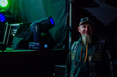 Kiev, Ukrayna - 29 Haziran 2017: Popüler Kanada post grunge rock grubu üç gün zarafet ve bas gitarist Brad Walst gerçekleştirir Ulusal Expocenter Atlas hafta sonu Festivali.